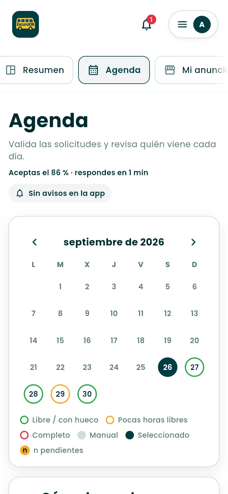 Agenda de una empresa en ExcursiON con el calendario de septiembre de 2026, los días libres, con pocas horas o completos, y la leyenda de reservas manuales.