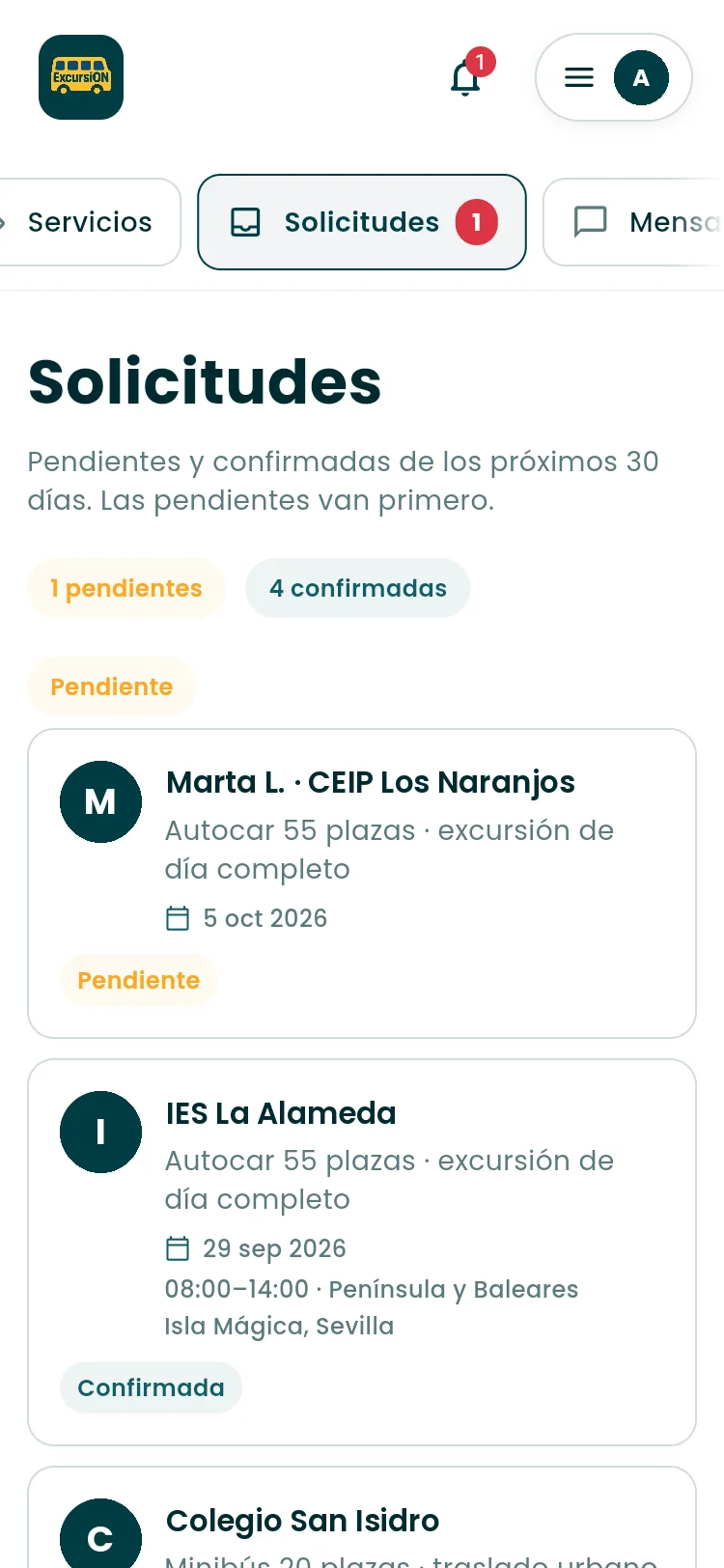 Pantalla Solicitudes de la empresa con una solicitud pendiente del CEIP Los Naranjos y otras confirmadas, cada una con servicio, fecha y horario.